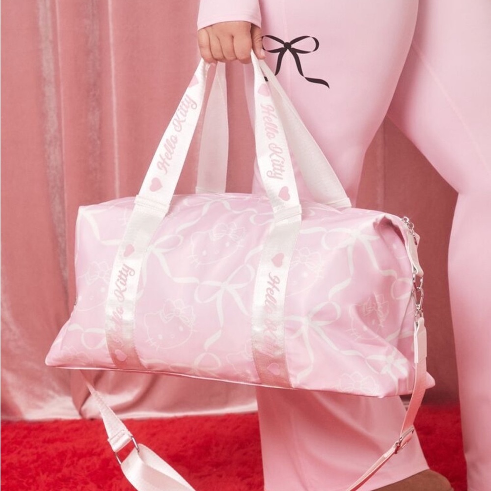 🎀 ISO HELLO KITTY BOW PRINT DUFFLE BAG 🎀